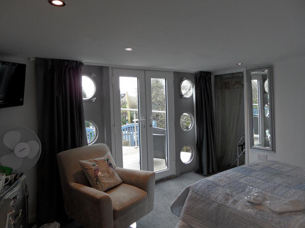 Bed and Breakfast Houseboat Harbourside View à Newport  Extérieur photo