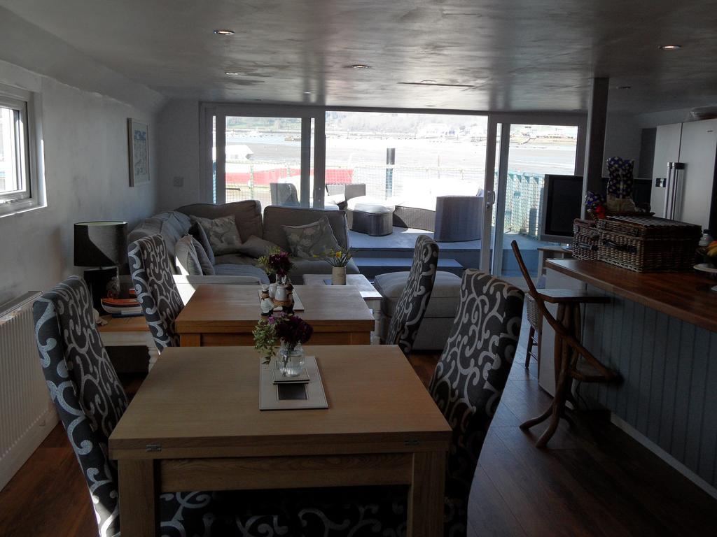 Bed and Breakfast Houseboat Harbourside View à Newport  Extérieur photo