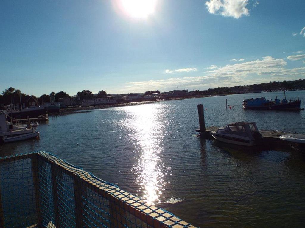Bed and Breakfast Houseboat Harbourside View à Newport  Extérieur photo