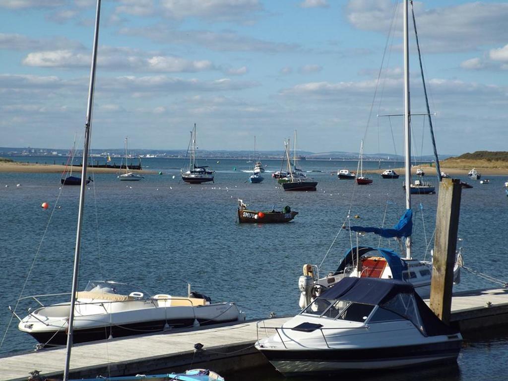 Bed and Breakfast Houseboat Harbourside View à Newport  Extérieur photo
